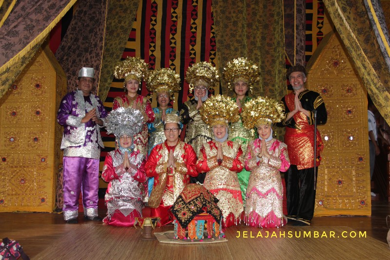 tour_minangkabau_istana_basa_pagaruyung