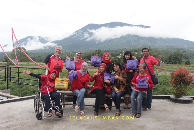 Wisata_belanja_desa_pandai_sikek_di_sumatera_barat