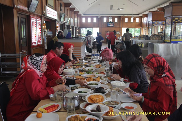 makan_di_rumah_makan_lamun_ombak