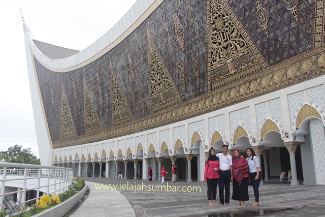 foto-keluarga-di-masjid-raya-sumbar