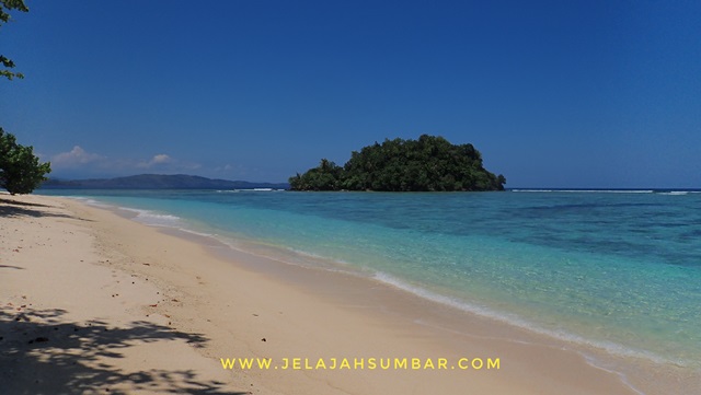 pantai_pasir_putih_pulau_marak