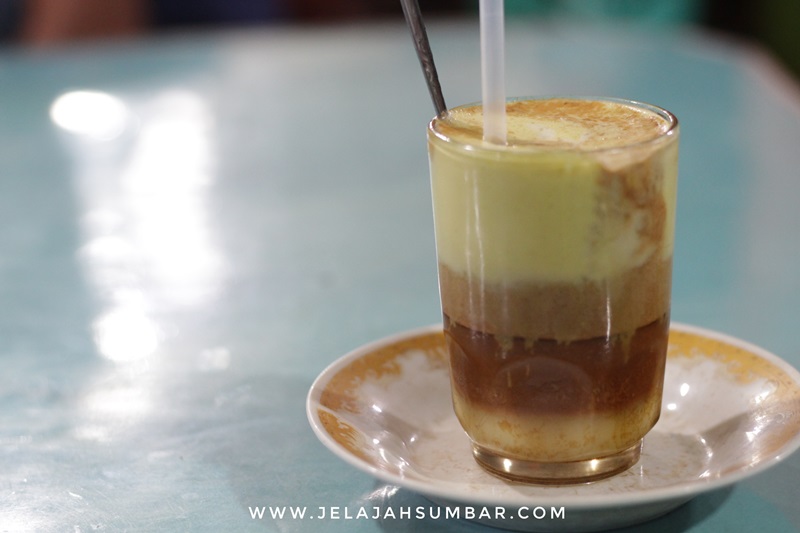 Nikmatnya Menyeruput Teh Telur Lima Tingkat Ala Warkop Mak Etek
