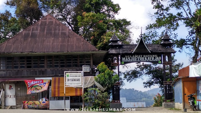 gapura masjid tuo kayu jao