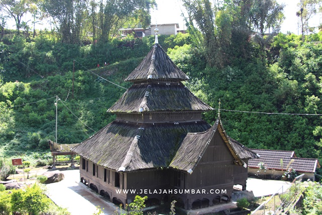 masjid dengan bentuk bangunan yang unik