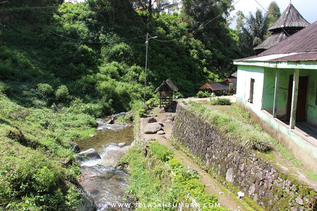 sungai kecil di sebelah masjid