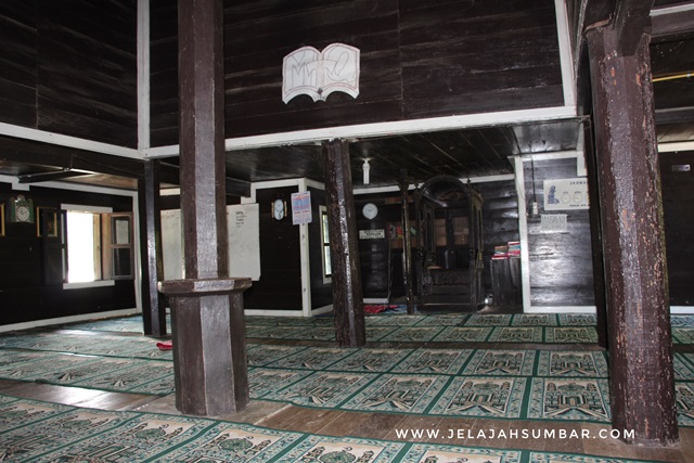 pilar yang menjadi penyangga atap masjid tuo kayu jao