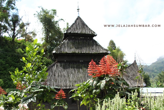 bangunan atap masjid tuo kayu jao menyerupai pagoda