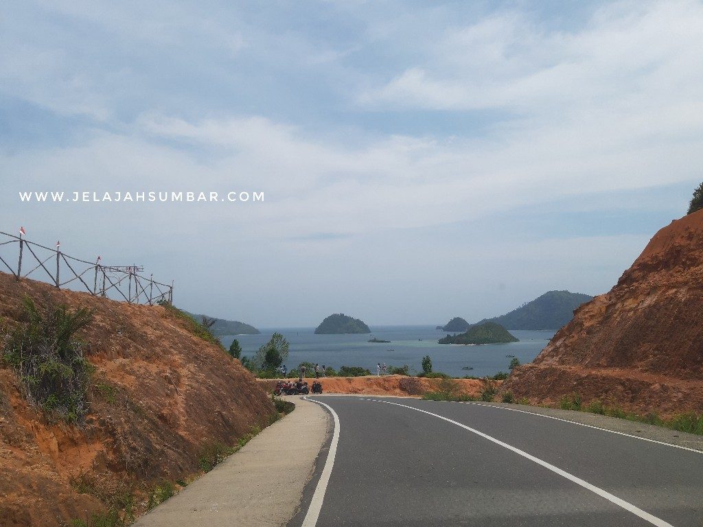 spot selfie di jalan baru ke mandeh