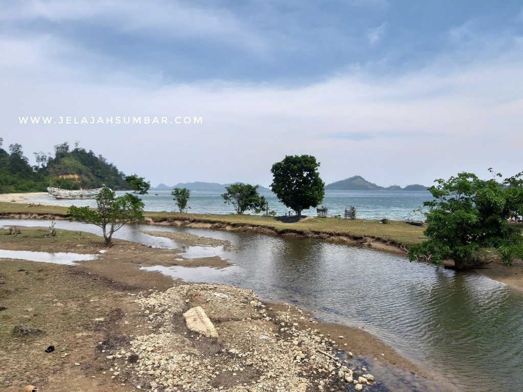 pantai baru di tepi jalan baru ke mandeh