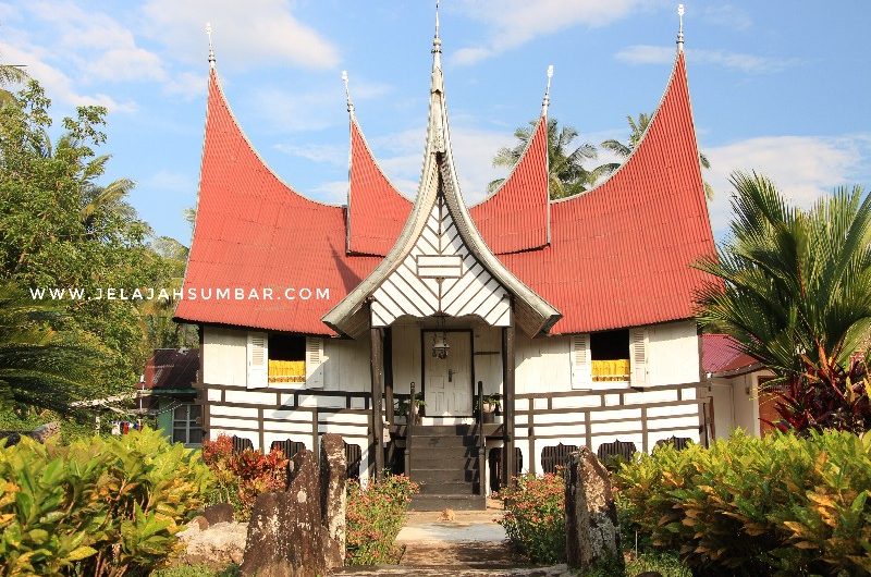 rumah gadang bundo kanduang di batusangkar