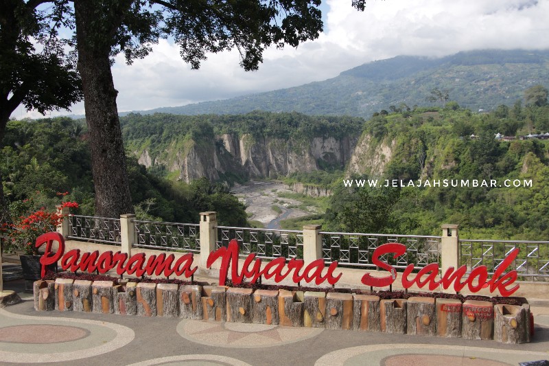 Panorama Ngarai Sianok bukittinggi