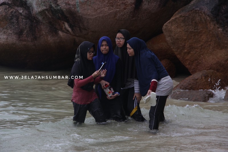 wisatawan di pantai batu kalang