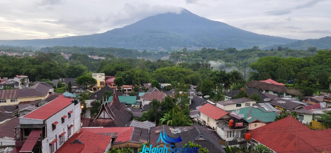 panorama gunung singgalang dari Hotel Novotel Bukittinggi