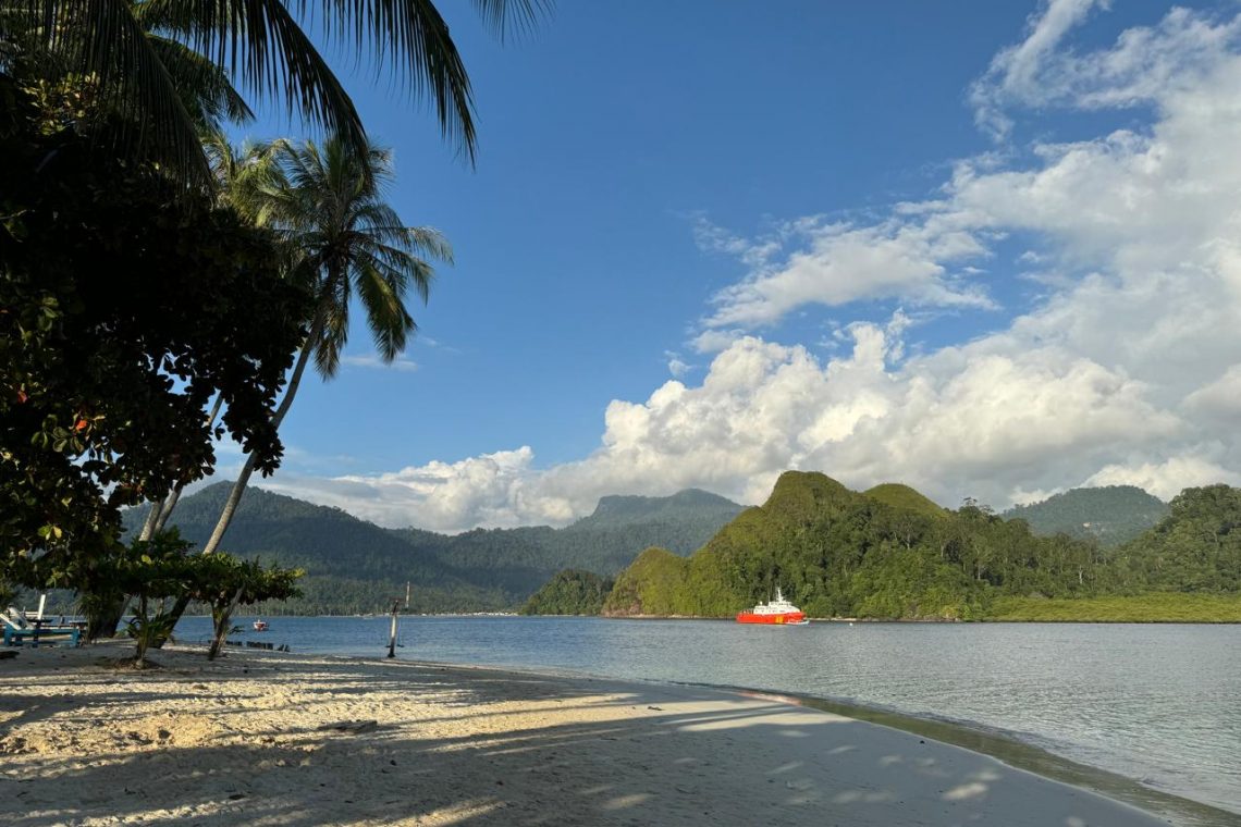 Pulau pasumpahan bisa dite,puh dari Sungai Pisang, Padang