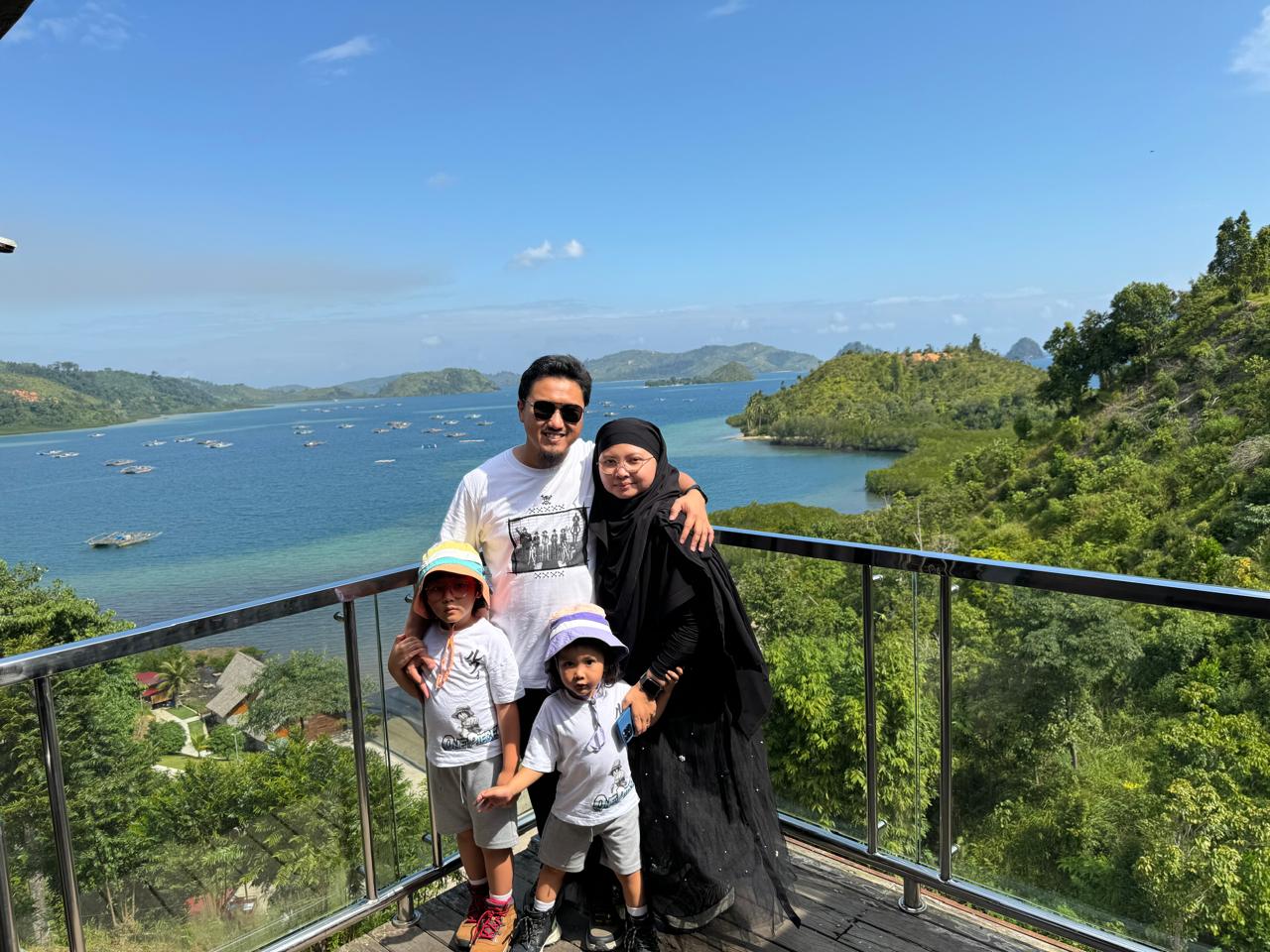 panorama seperti di Raja Ampat yang bisa disaksikan di Pandan View Mandeh