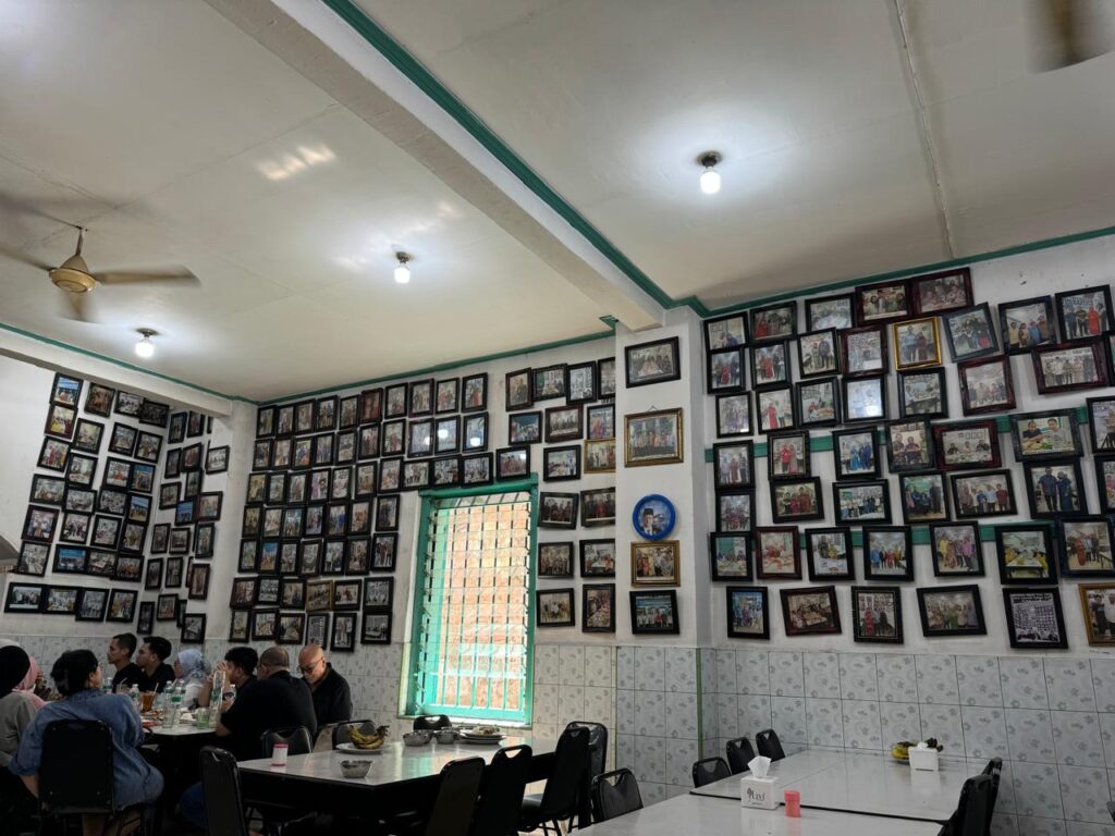deretan foto artis dan pejabat yang pernah makan di rumah makan pagi sore