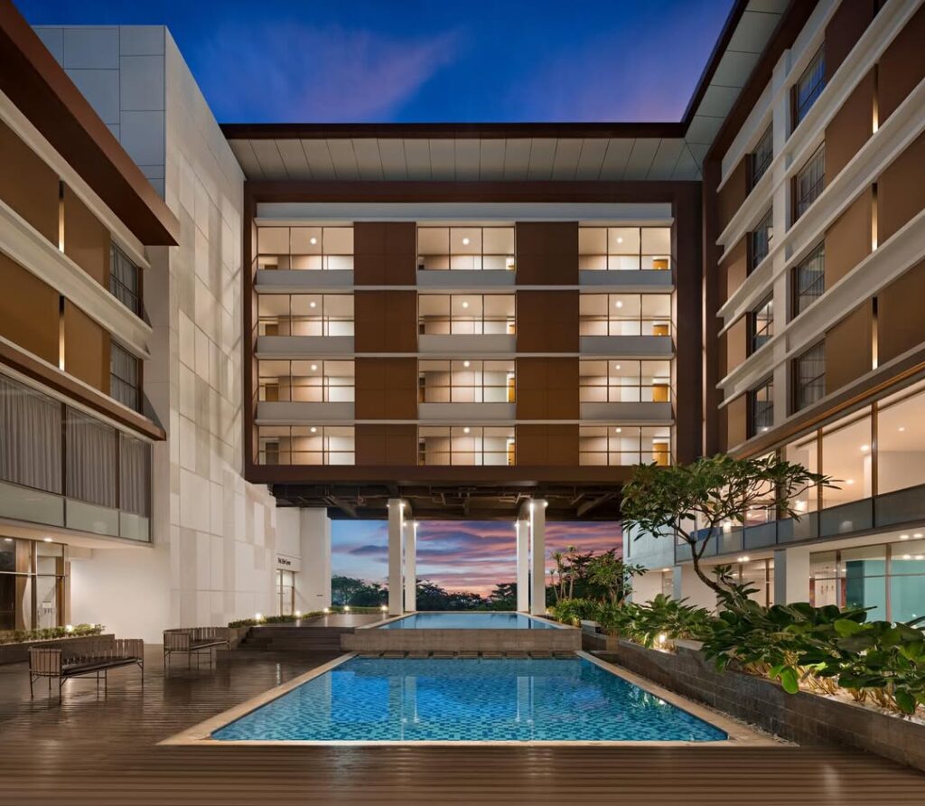 kolam renang hotel mercure padang